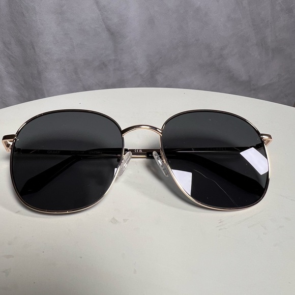 QUAY NWOT Best Seller Sunglasses in Jezabell Gold Frame Smoked Lens - Picture 6 of 6
